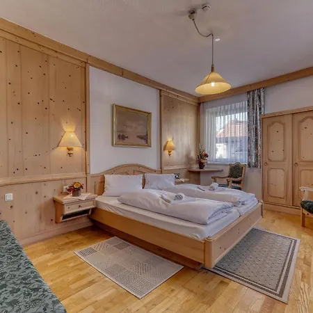 Bayerischer Hof Hotel 3*
